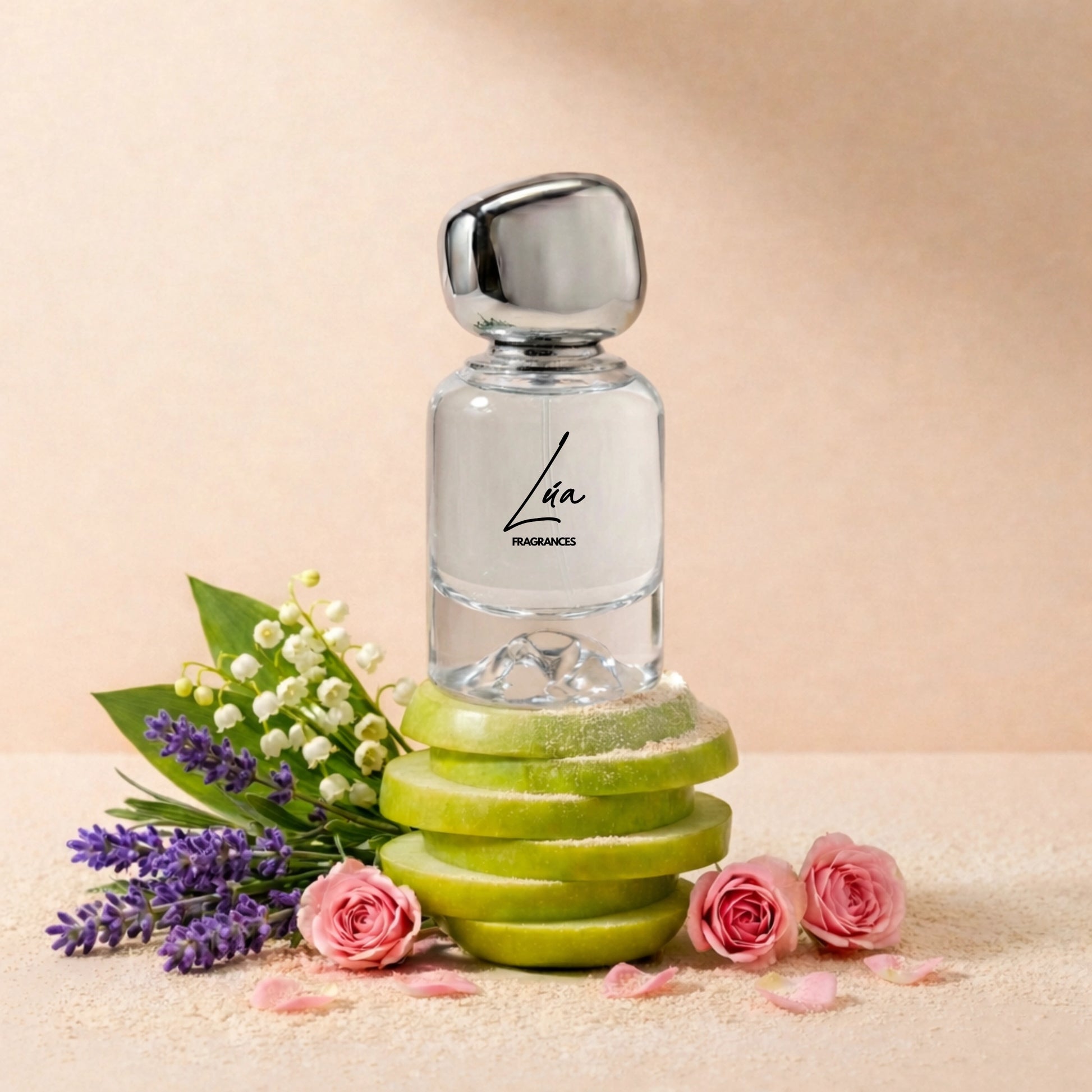 Unisex Duftzwilling Alexander – Lifestyle Foto mit Flakon, Oud, Rose und Amber-Wärme – hohe Duftölkonzentration – Lúa Fragrances