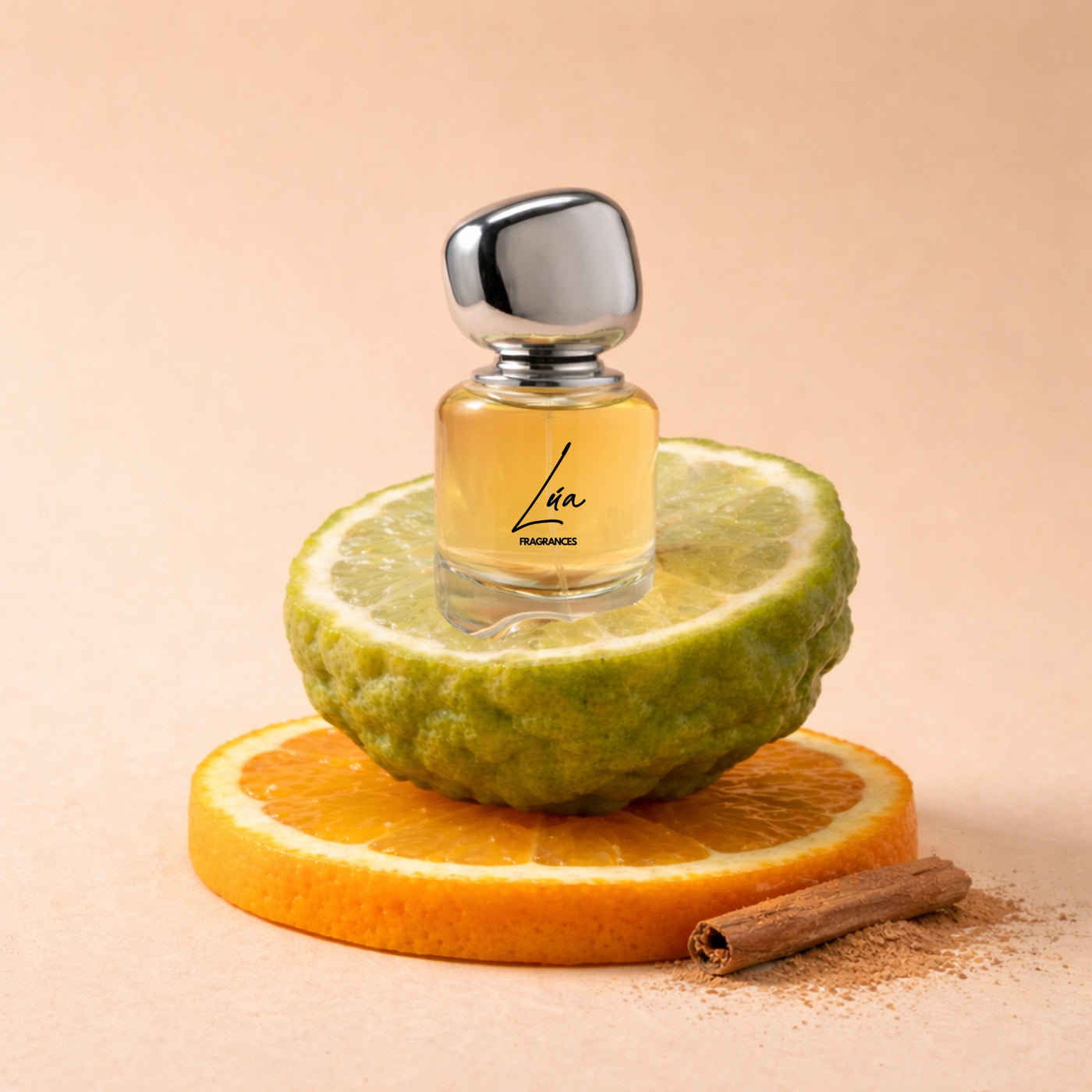 Unisex Duftzwilling Altar – Lifestyle Foto mit Flakon, Orangenblüte, Gewürzen, Vanille und Tonka – hohe Duftölkonzentration – Lúa Fragrances