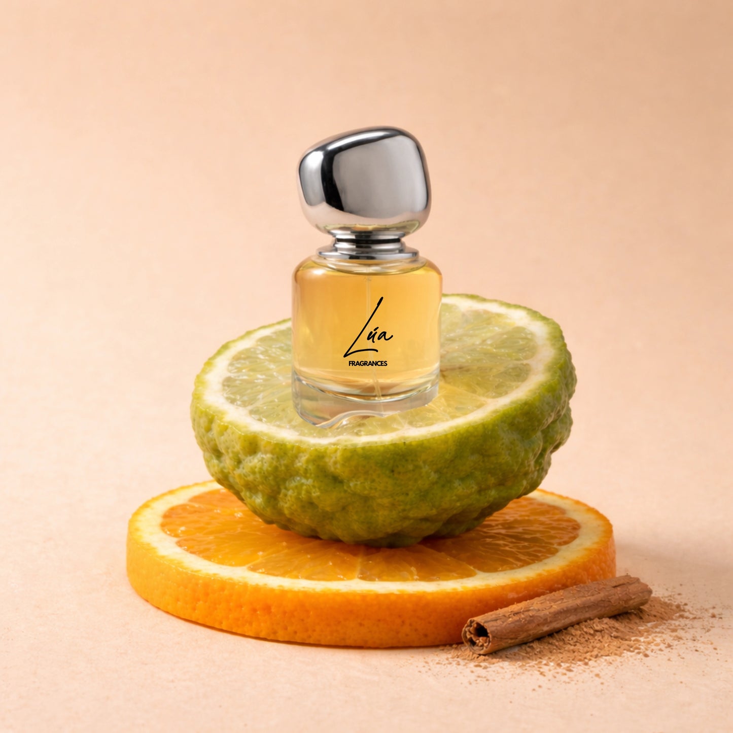 Unisex Duftzwilling Altar – Lifestyle Foto mit Flakon, Orangenblüte, Gewürzen, Vanille und Tonka – hohe Duftölkonzentration – Lúa Fragrances