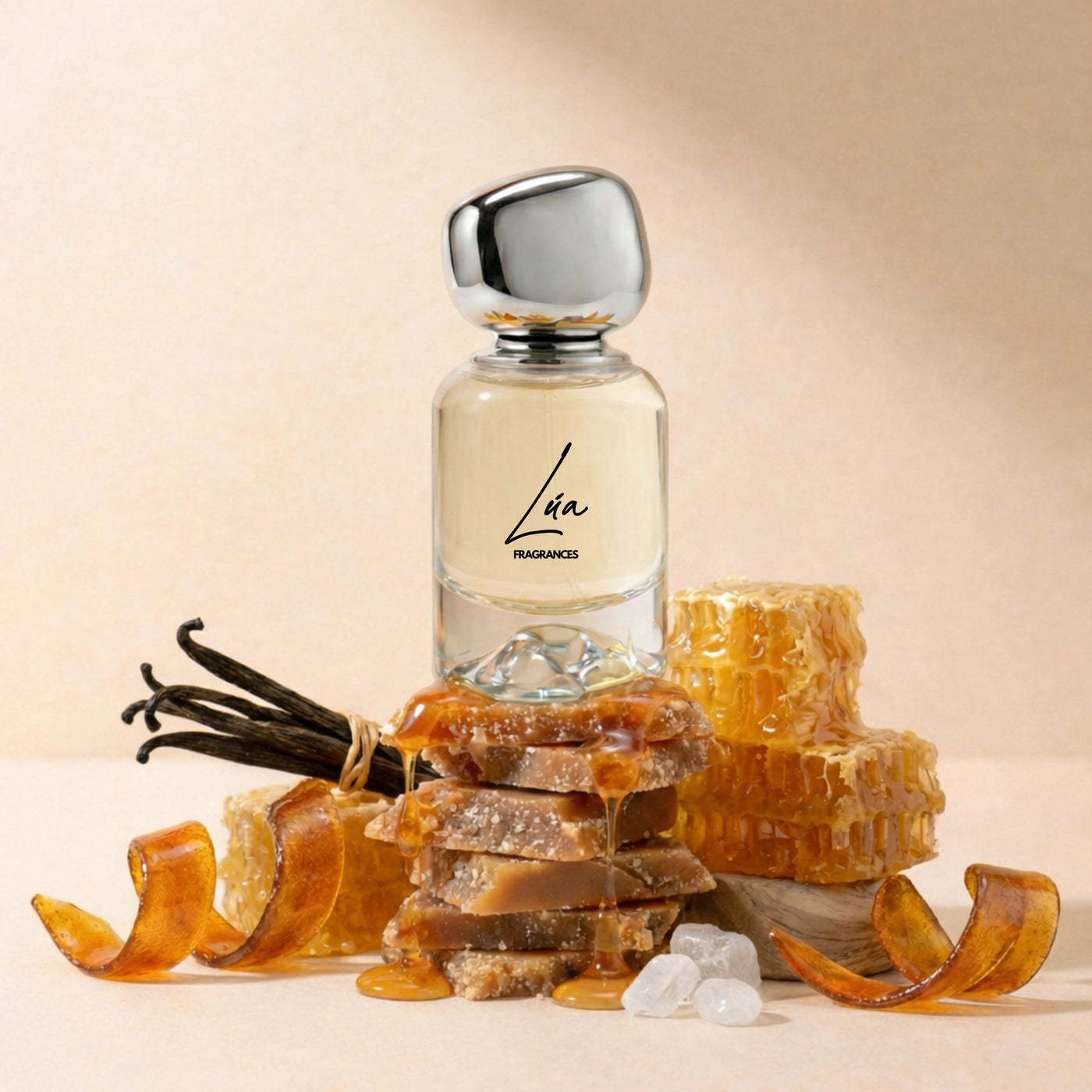 Unisex Duftzwilling Blanc Late – Lifestyle Foto mit Flakon, Karamell, Honig und cremiger Vanille – hohe Duftölkonzentration – Lúa Fragrances