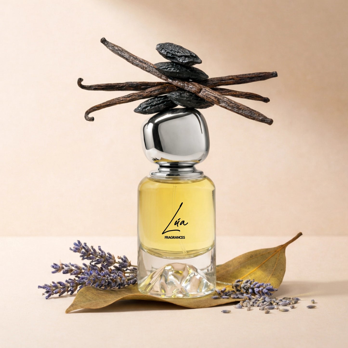 Unisex Duftzwilling Grande Soeur – Lifestyle Foto mit Flakon, Labdanum, Amber und cremiger Vanille – hohe Duftölkonzentration – Lúa Fragrances