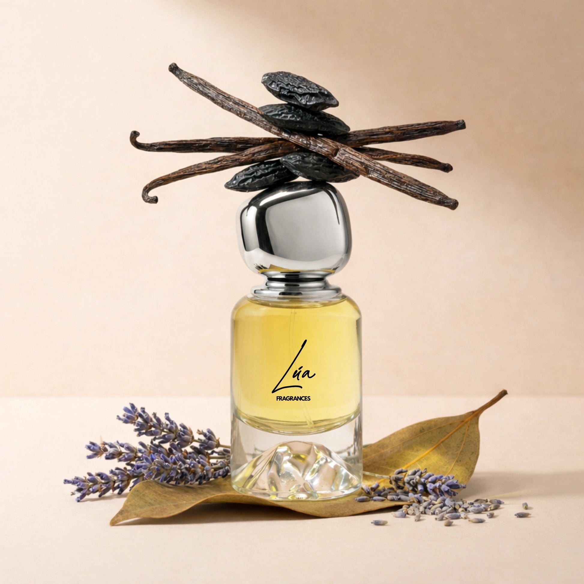 Unisex Duftzwilling Grande Soeur – Lifestyle Foto mit Flakon, Labdanum, Amber und cremiger Vanille – hohe Duftölkonzentration – Lúa Fragrances