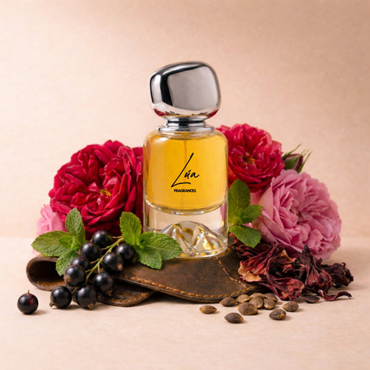 Unisex Duftzwilling Hibiscus – Lifestyle Foto mit Flakon, Hibiskus, Rose, Cassis und Vanille – hohe Duftölkonzentration – Lúa Fragrances