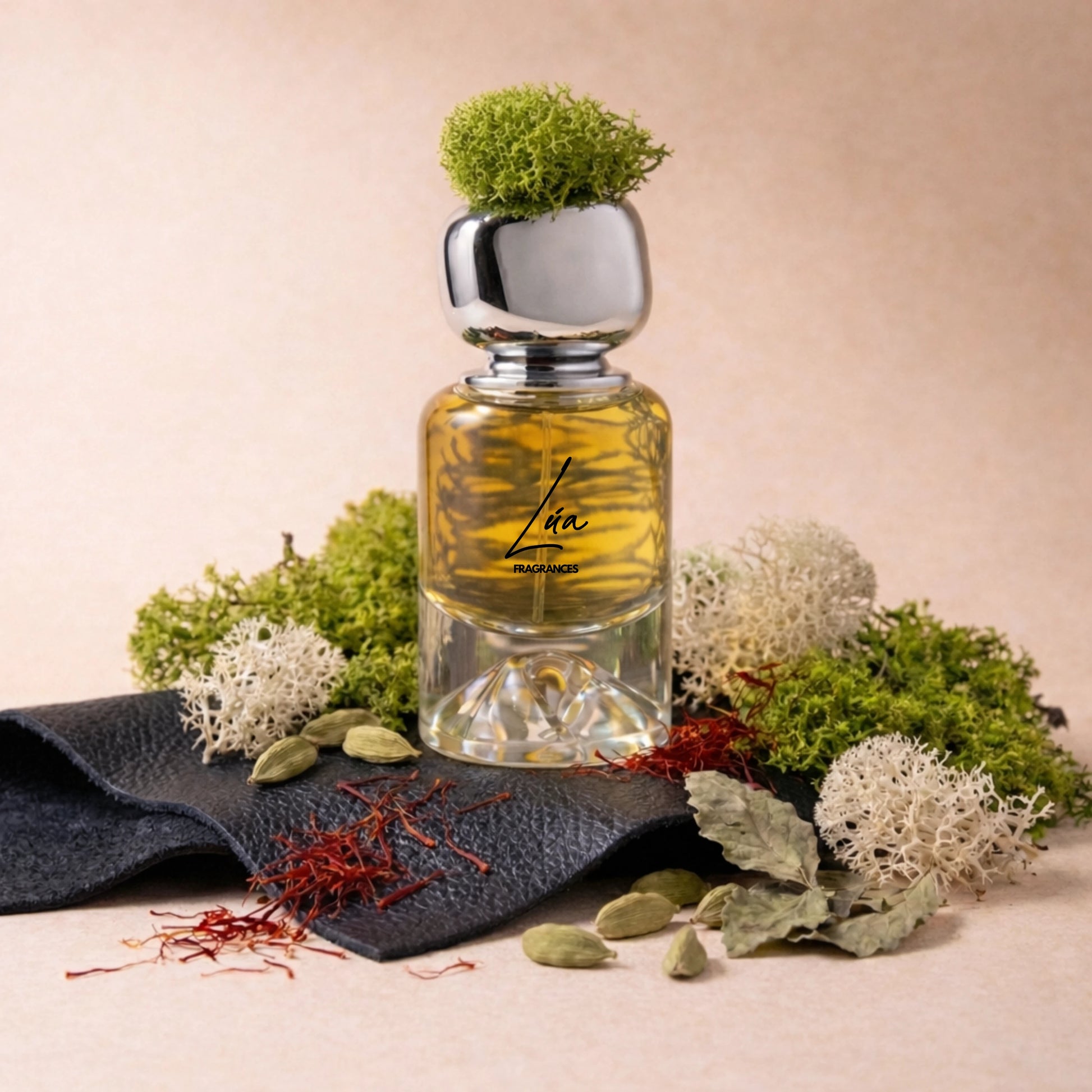 Unisex Duftzwilling Hombreau Ladder – Lifestyle Foto mit Flakon, Leder, Gewürzen und Amber – hohe Duftölkonzentration – Lúa Fragrances