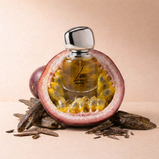 Unisex Duftzwilling Maracuja – Lifestyle Foto mit Flakon, Maracuja, Rose und Oud-Vanille-Basis – hohe Duftölkonzentration – Lúa Fragrances