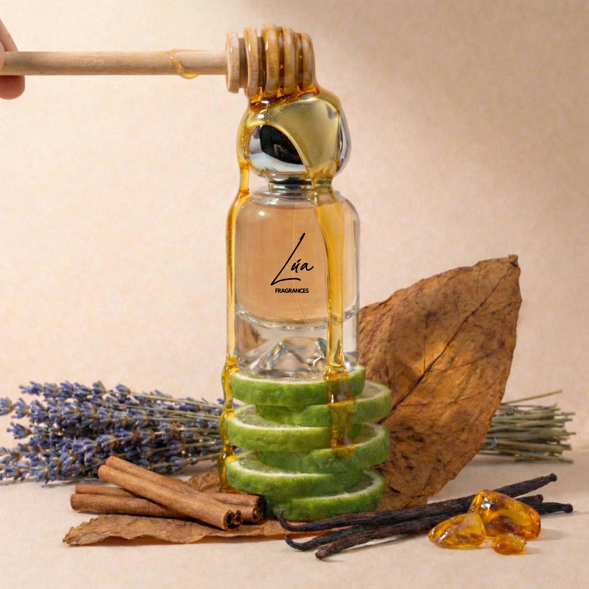 Unisex Duftzwilling Maxus – Lifestyle Foto mit Flakon, Honig, Zimt, Tabak und Vanille – hohe Duftölkonzentration – Lúa Fragrances