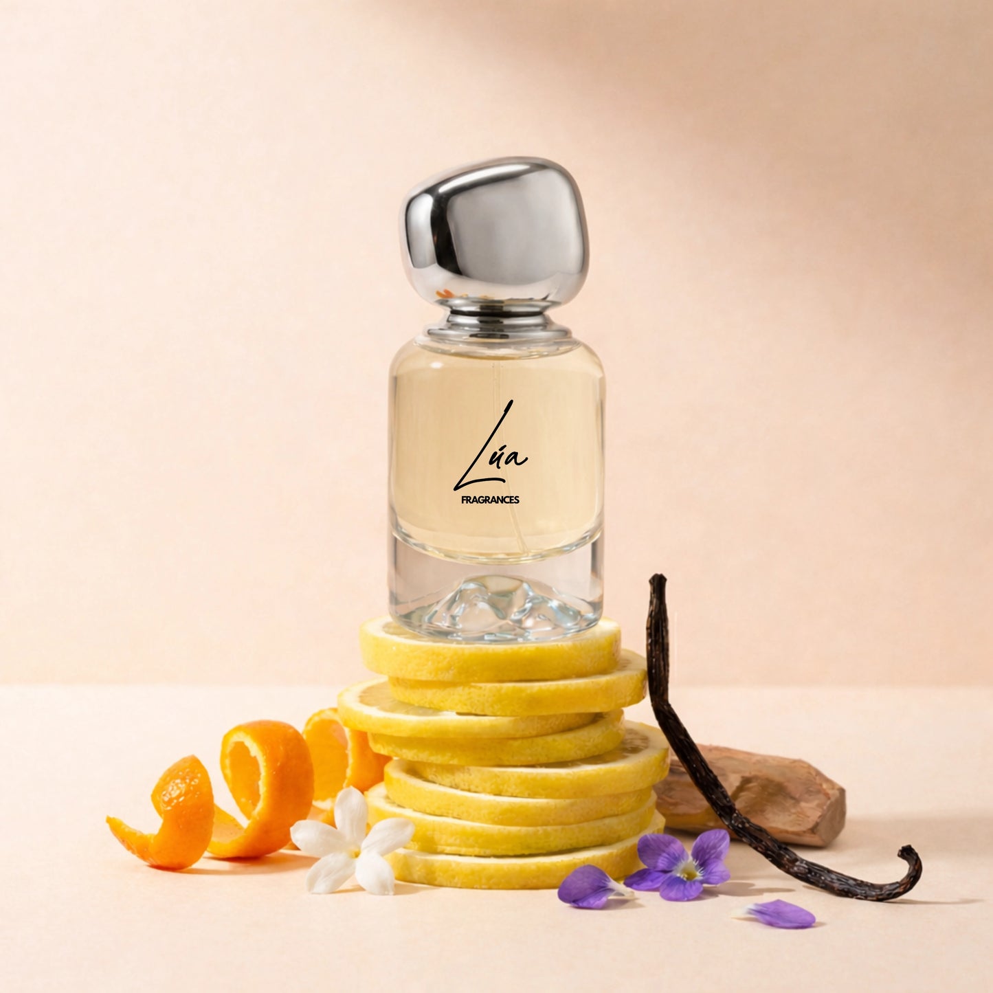 Unisex Duftzwilling Nots Forty– Lifestyle Foto mit Flakon, maritimer Frische, Zitrus und Hölzern – hohe Duftölkonzentration – Lúa Fragrances