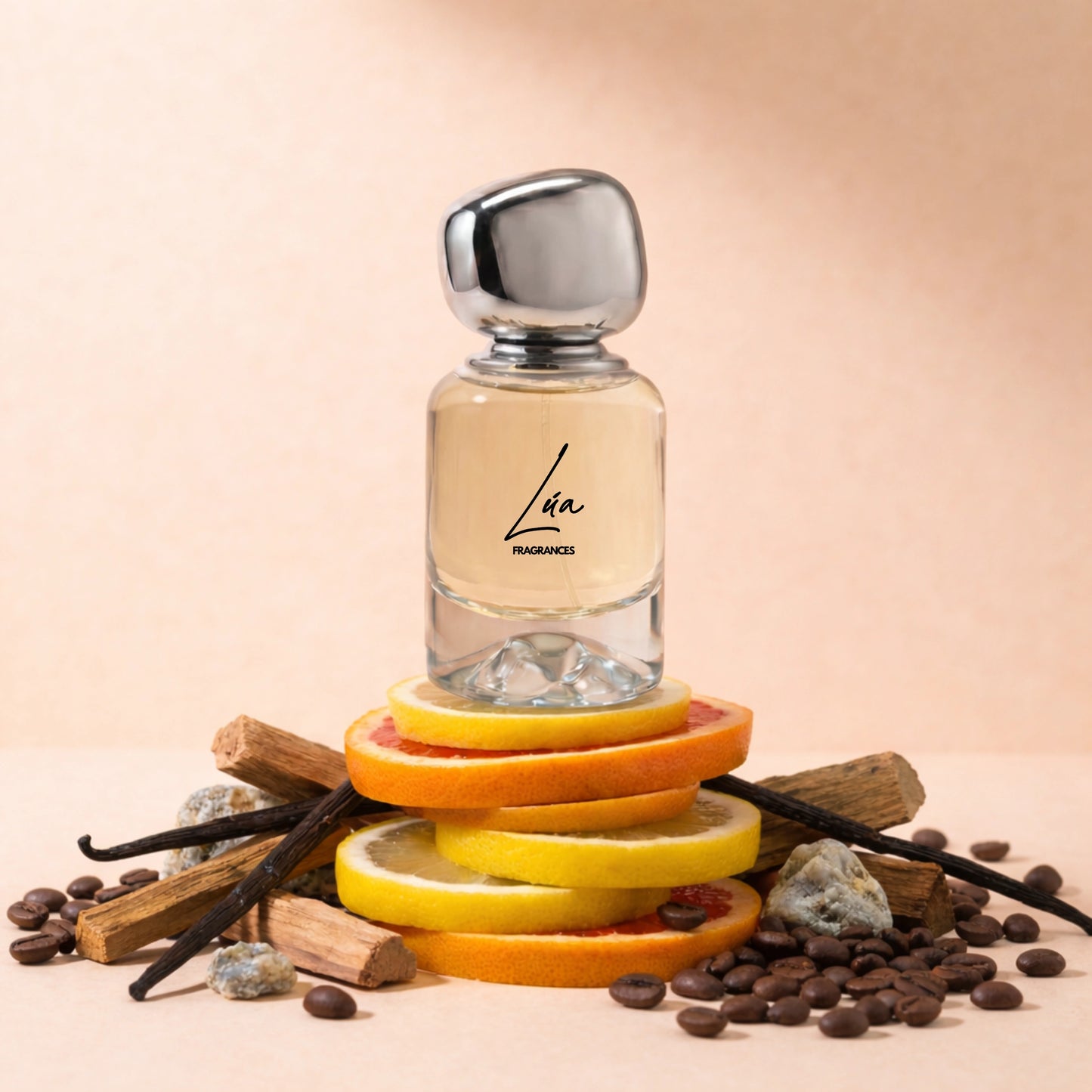Unisex Duftzwilling Ouden Elegance – Lifestyle Foto mit Flakon, Zitrusfrische, Hölzern und Vanille – hohe Duftölkonzentration – Lúa Fragrances