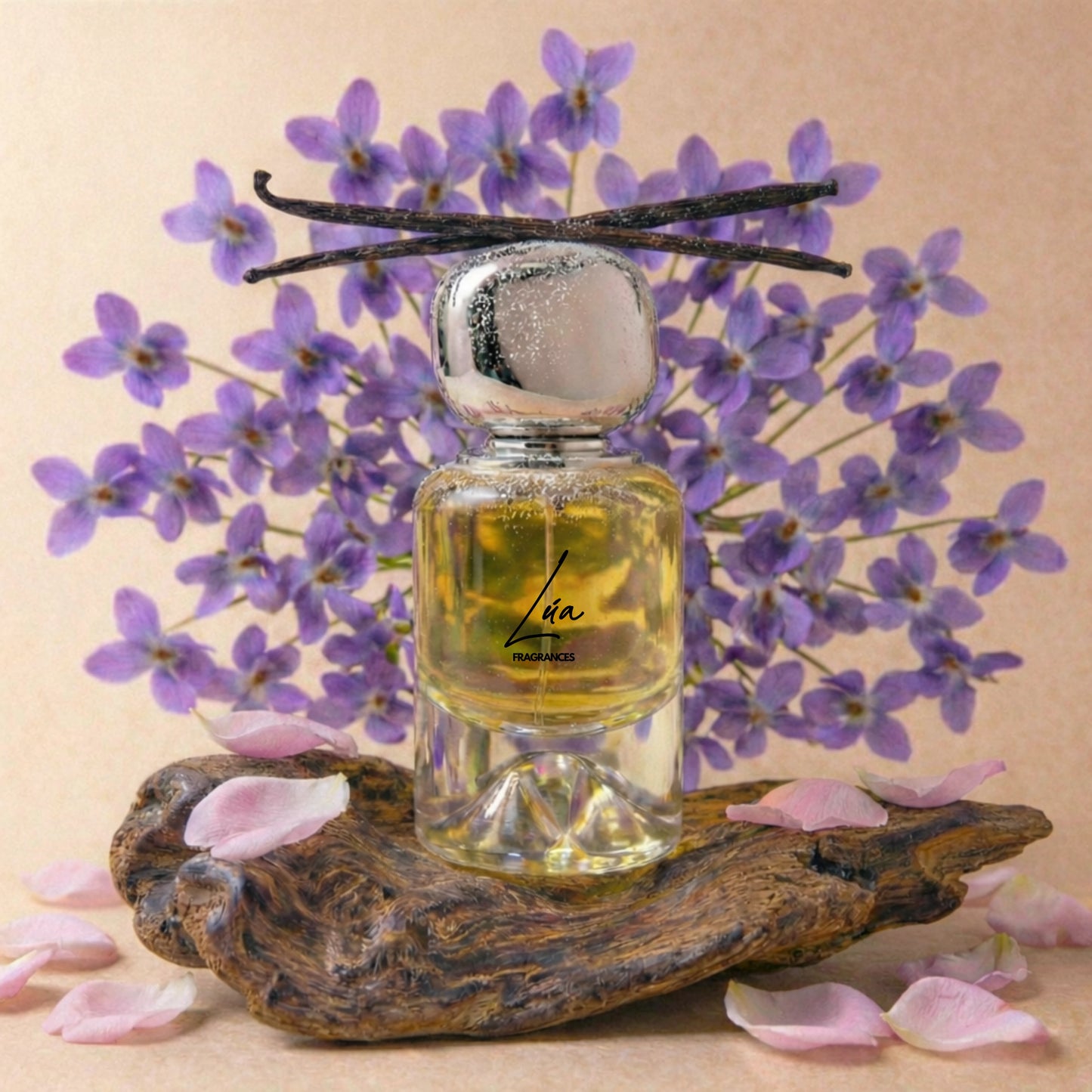 Unisex Duftzwilling Satin – Lifestyle Foto mit Flakon, Rose, Oud, Amber und Vanille – hohe Duftölkonzentration – Lúa Fragrances