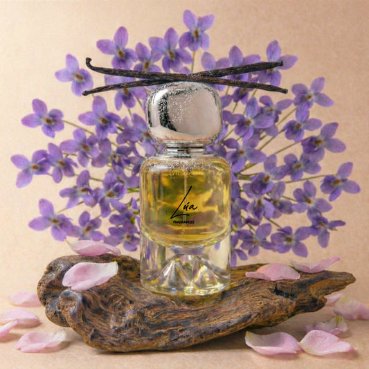 Unisex Duftzwilling Satin – Lifestyle Foto mit Flakon, Rose, Oud, Amber und Vanille – hohe Duftölkonzentration – Lúa Fragrances