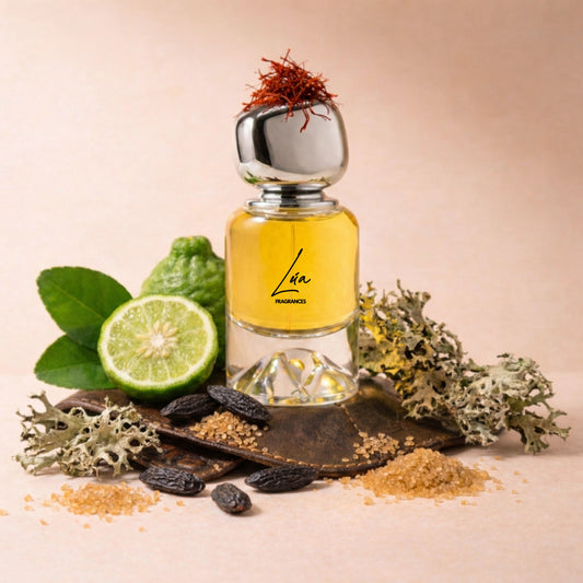 Unisex Duftzwilling Tonka Arabesque – Lifestyle Foto mit Flakon, Safran, Oud, Tonkabohne und Amber – hohe Duftölkonzentration – Lúa Fragrances
