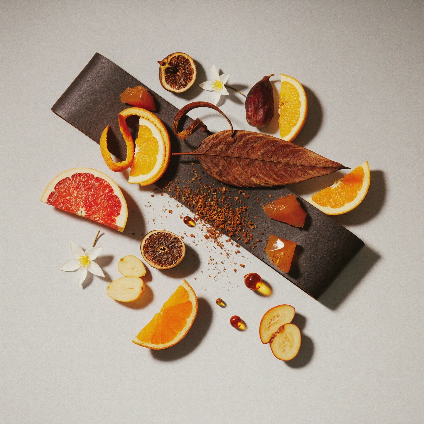 Unisex Duftzwilling Amber, Ingredienzien Bild mit Bitterorange, Bergamotte, blondem Tabak, Safran, Labdanum und Vanille Tonkabohne, hohe Duftölkonzentration, Lúa Fragrances