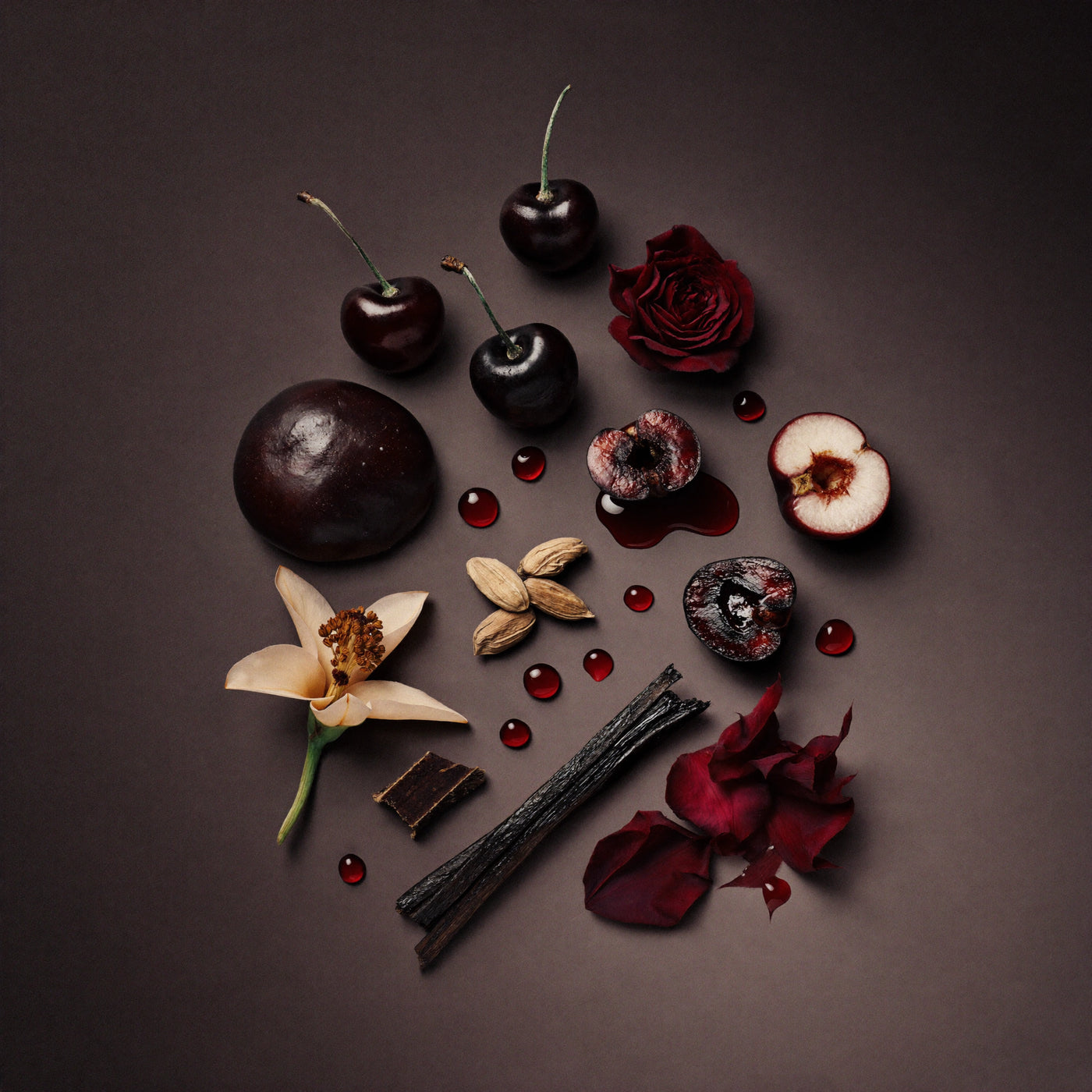 Unisex Duftzwilling Cherry, Ingredienzien Bild mit schwarzer Kirsche, Kirschlikör, Bittermandel, türkischer Rose, Vanille und Tonkabohne, hohe Duftölkonzentration, Lúa Fragrances