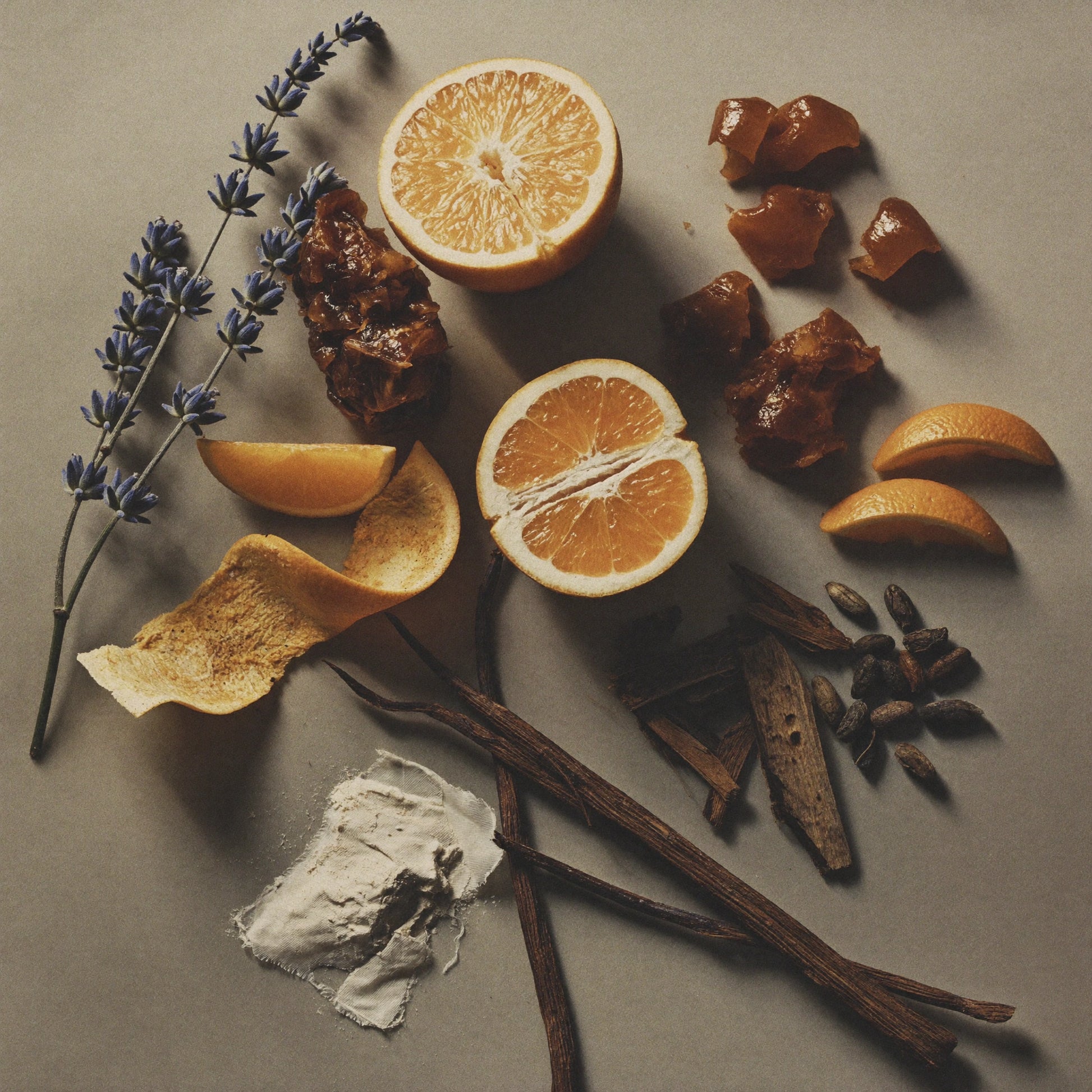 Unisex Duftzwilling Grand Soeur, Ingredienzien Bild mit spanischem Labdanum, Orange, Siam Benzoe, Amber, Vanille und Tonkabohne, hohe Duftölkonzentration, Lúa Fragrances