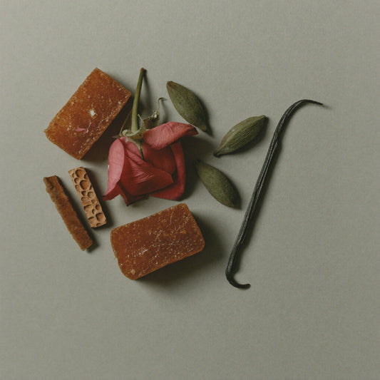 Unisex Duftzwilling Satin, Ingredienzien Bild mit Damaszenerrose, türkischer Rose, Oud, Amber, Benzoe und Vanille Karamell, hohe Duftölkonzentration, Lúa Fragrances